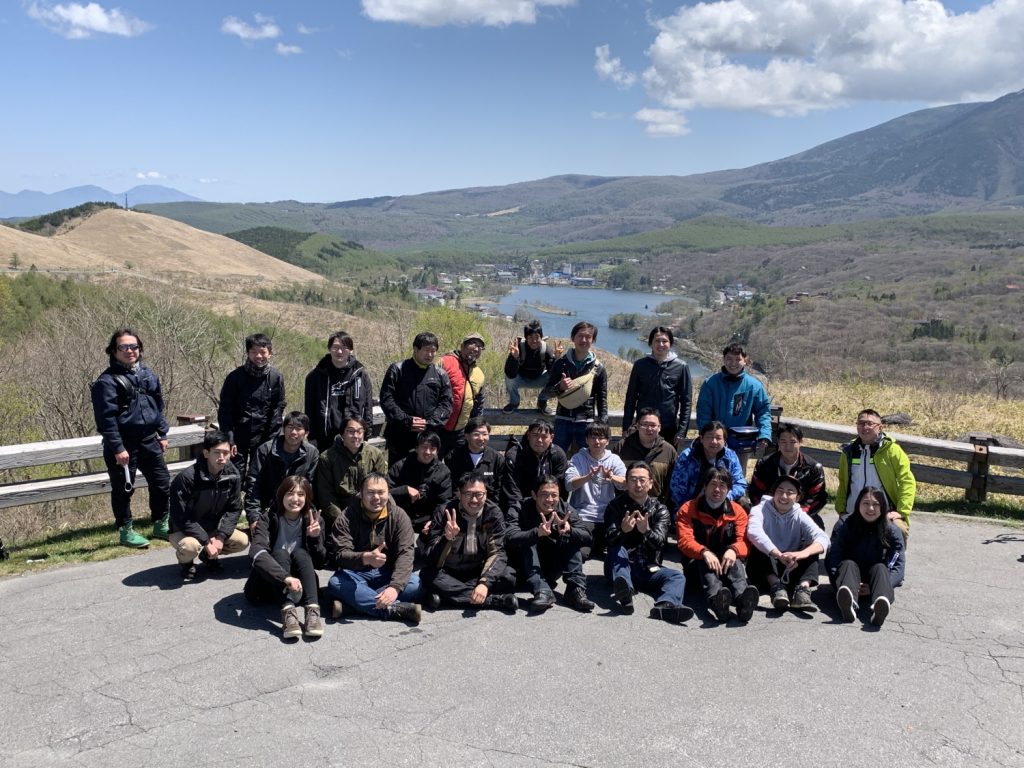 アルプスを背景にわさびを食す春の社内ツーリング