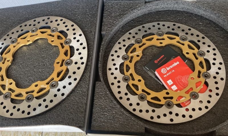 距離を走ればディスクは減る物、どうせ交換するなら純正でなくサンスt・・・いや、今回はブレンボにしてみよう!