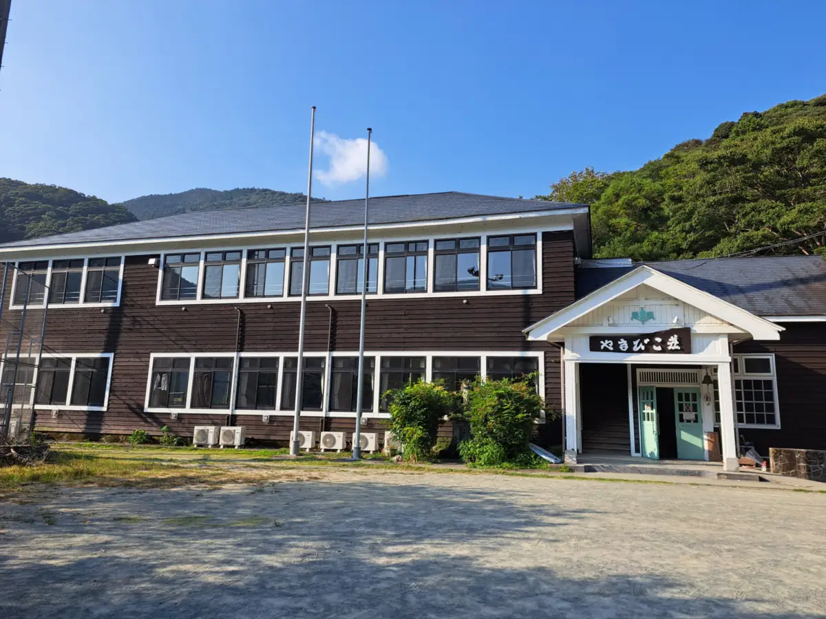 やまびこ荘に到着! そのまんま校舎が民宿となっています