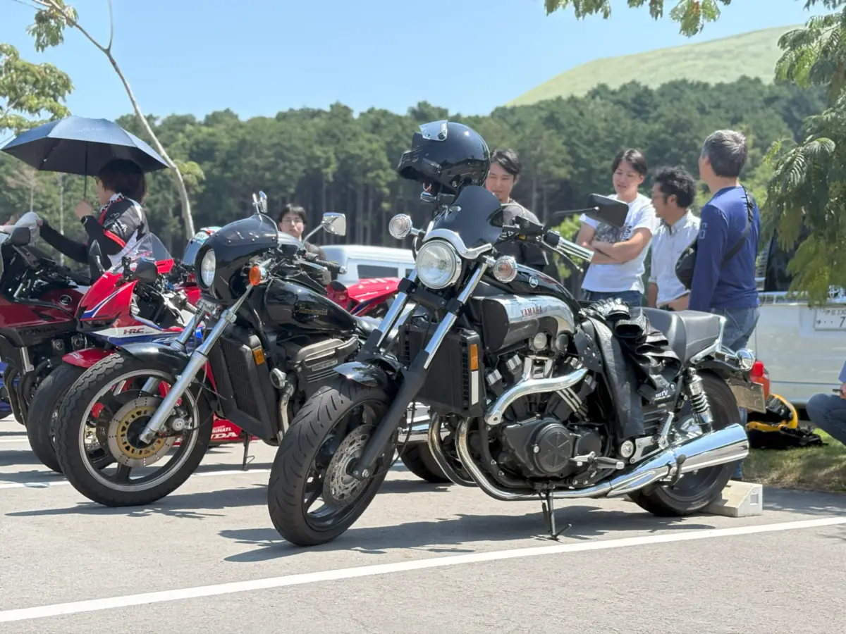 到着後は社員同士でバイクの話題に花が咲きます