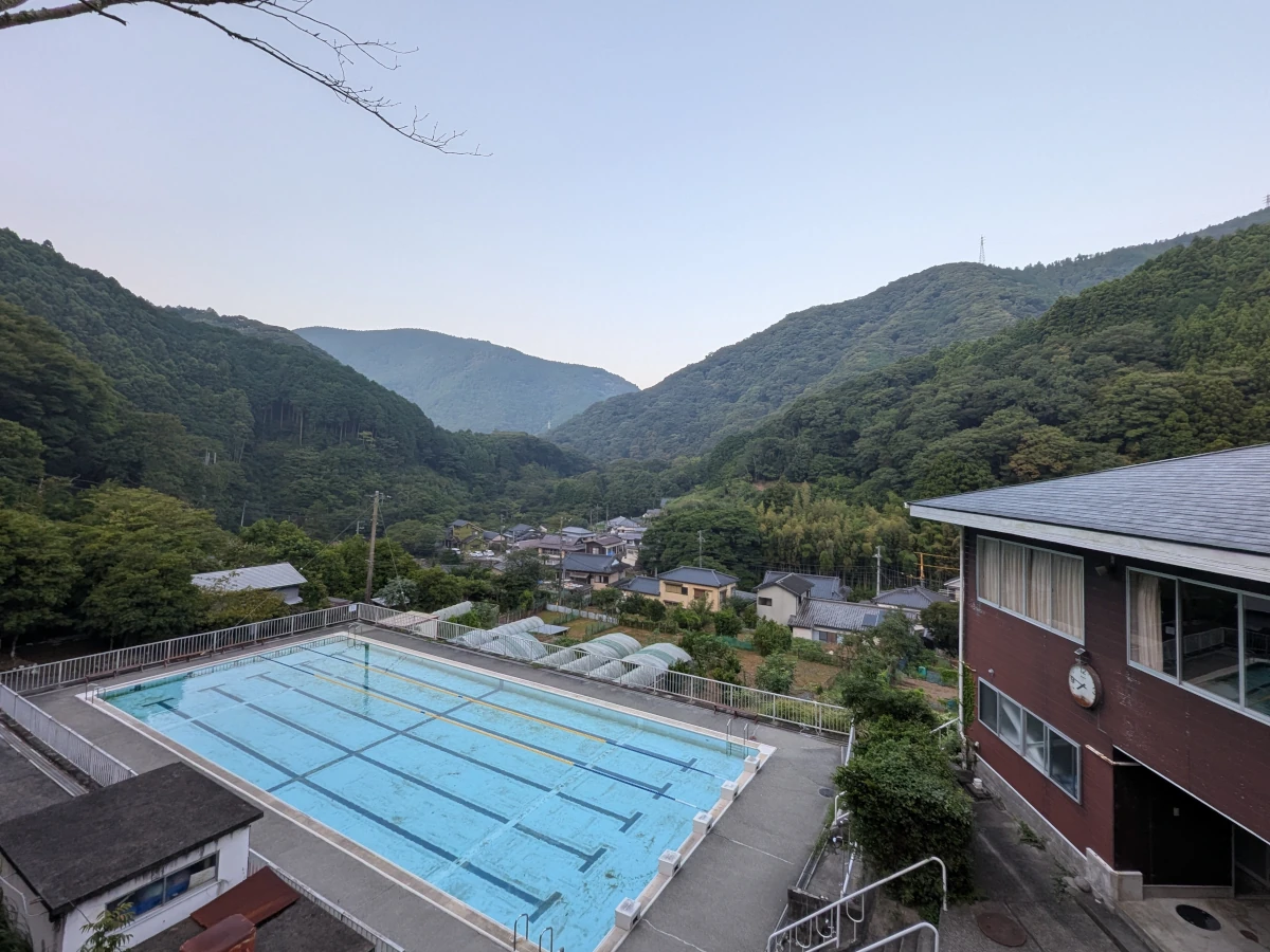 山に囲まれた温泉プールは爽快感バツグン!
