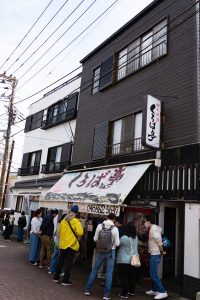 なんと**「20組待ち」**の長い列が……！