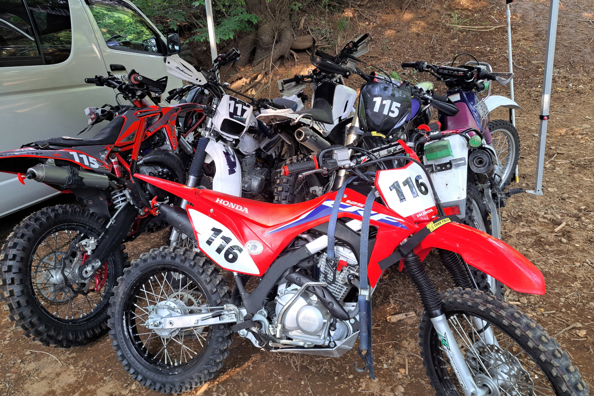 ジェベル200、セローといったトレールから、YZ250XやX-trainerといったガチ車両など、様々なタイプのオフ車で参加できるのも「キャンオフ」の魅力