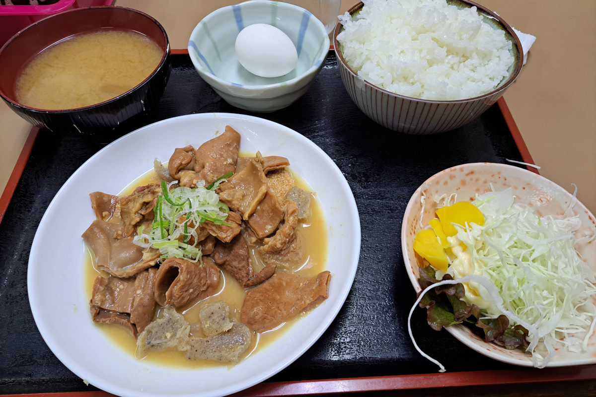疲れた身体に染み渡る「桜モツ煮定食」。本当に美味しかった