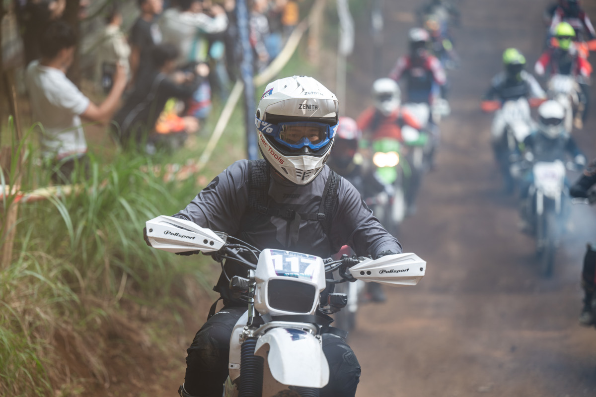 セロー225WEで参戦の筆者。ゴーグルから覗く瞳が緊張しまくってます