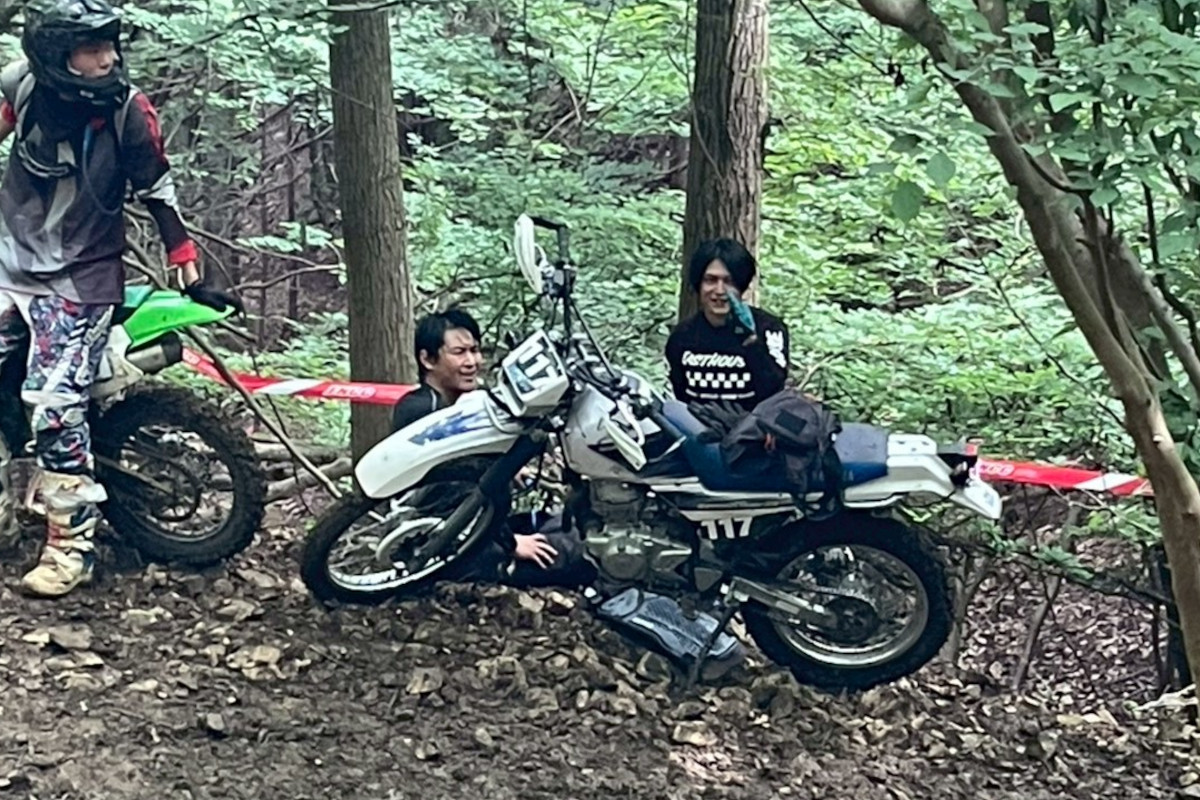 初出場&トレールタイヤでしっかり仕上がっている筆者(左)と、今回初出場のオカちゃん(右)
