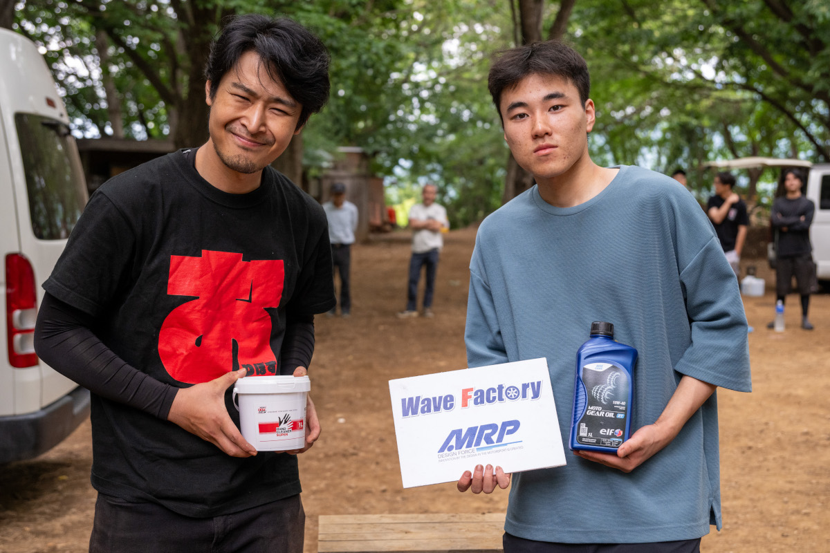 WaveFactory様より「ハンドクリーナースーパー」を受け取った筆者(左)