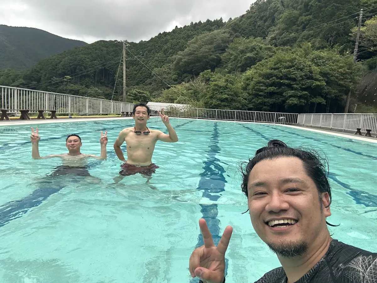 到着した社員から次々とプールへダイブ！