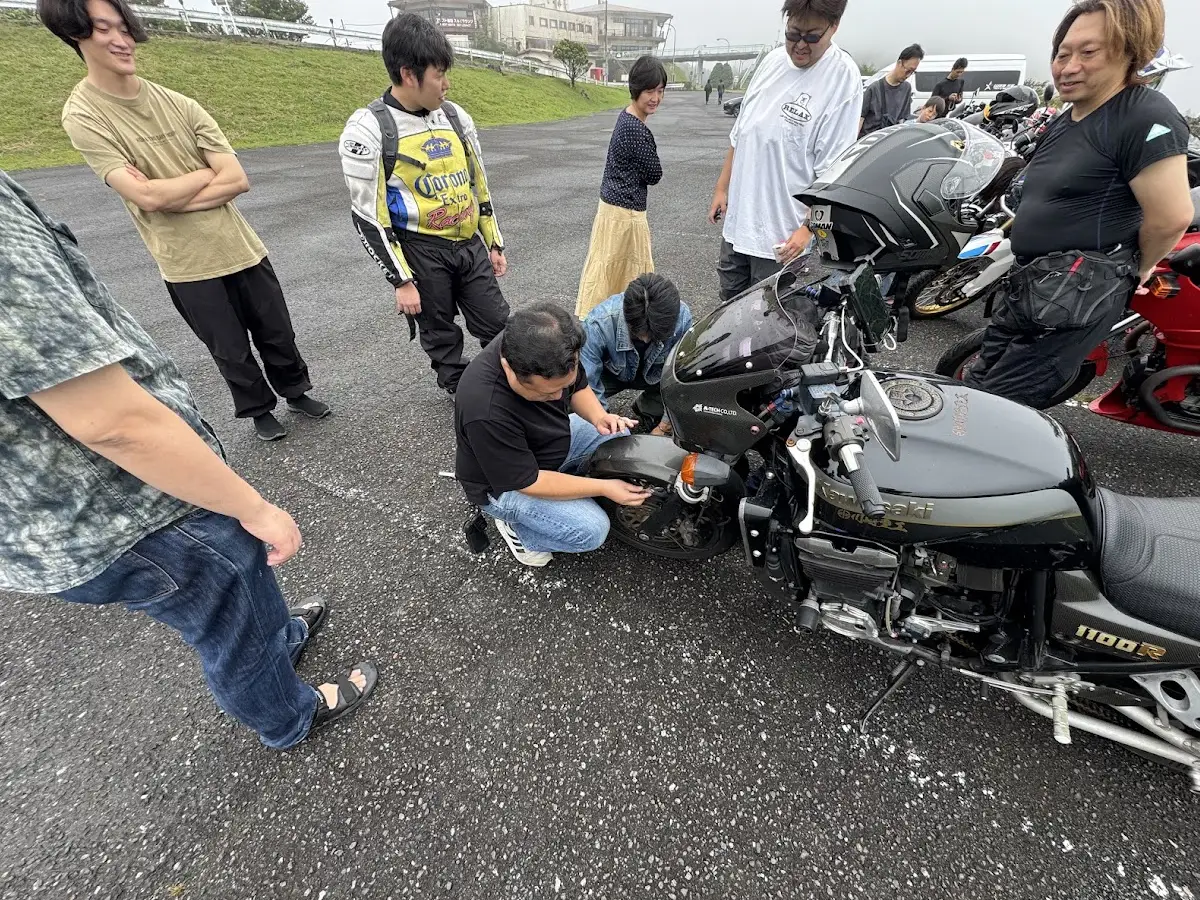 仲間たちのバイクをゆっくり眺めたり