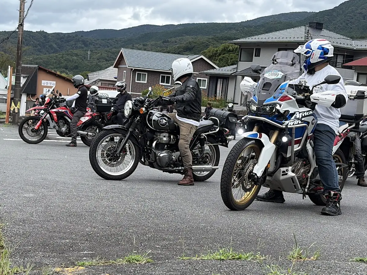 それぞれのルートで最終目的地「やまびこ荘」へ